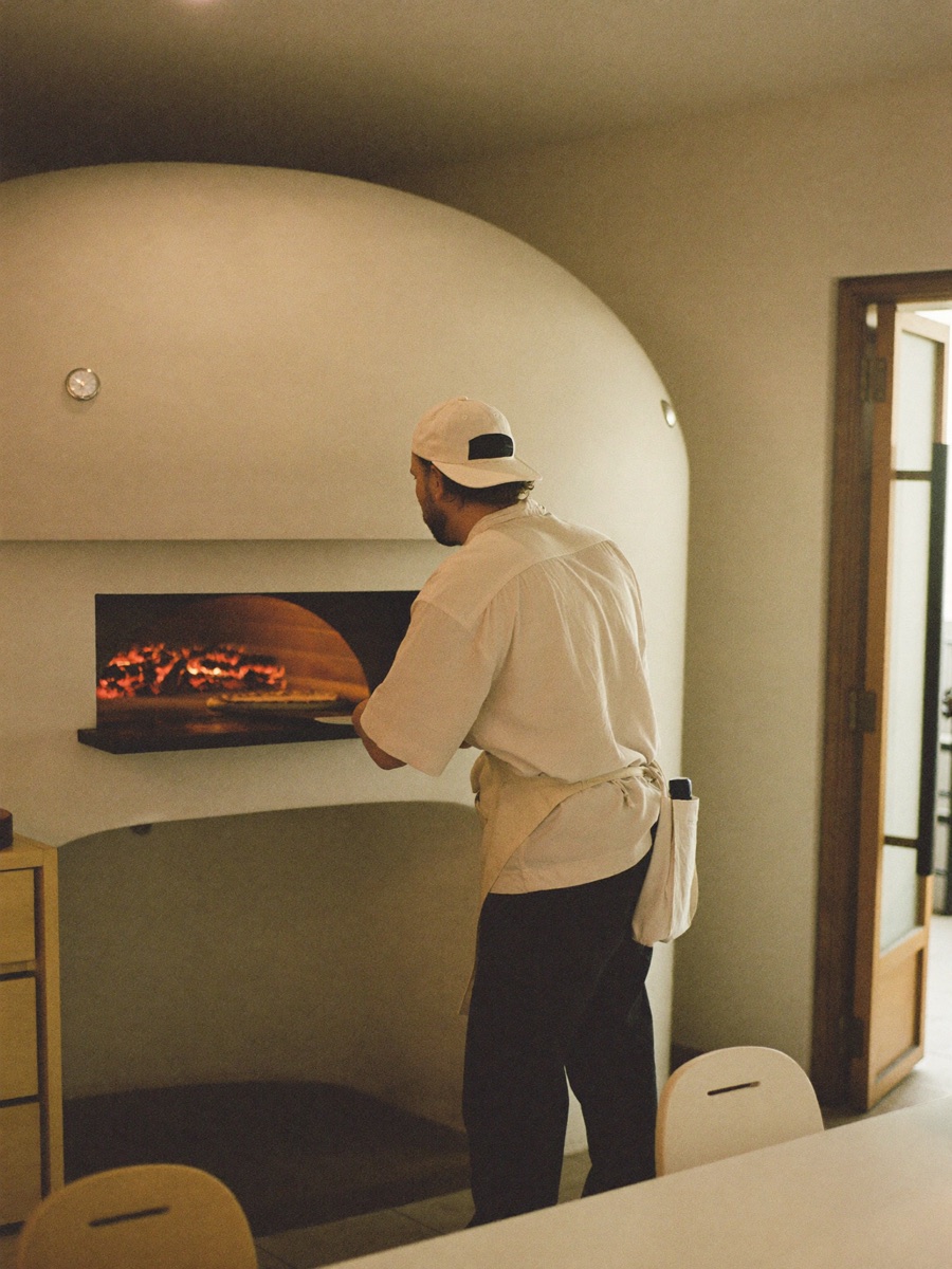 Il forno acceso della Trattoria del Corso, con il cuoco al lavoro